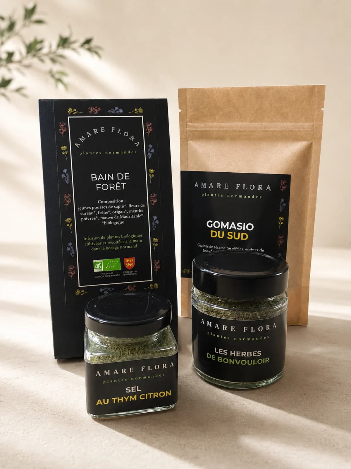La gamme Amare Flora : étui d'infusion, doypack de gomasio et pots d'aromates