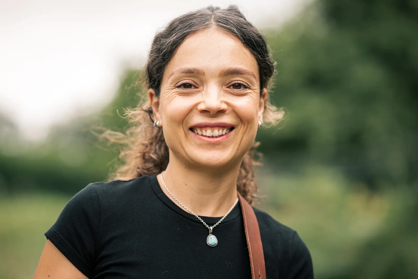 Alexandra Chennevière dans son jardin de plantes