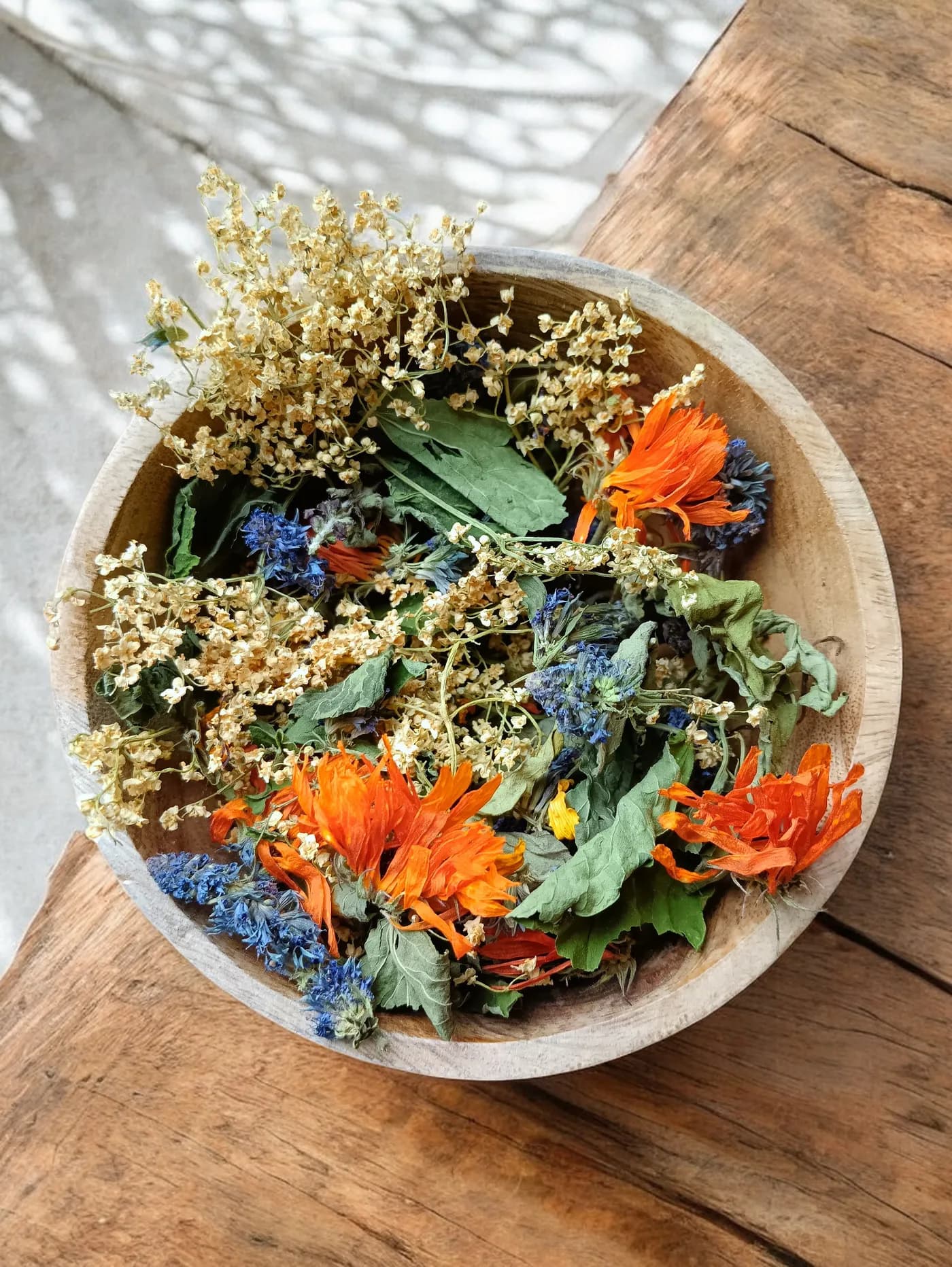 Bol de l'assemblage Soleil d'Hiver : fleurs de sureau, calendula et pétales de tournesol