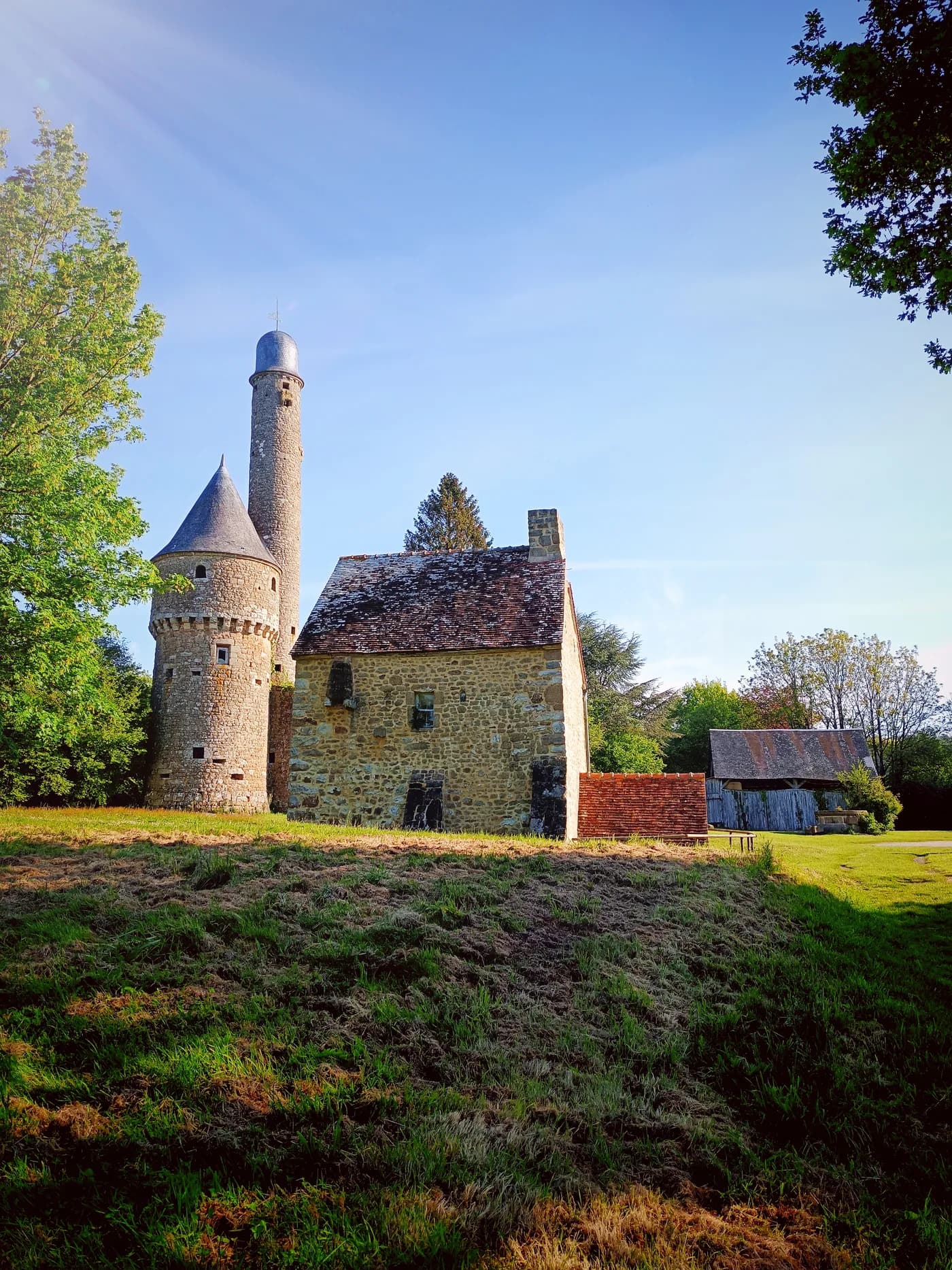 La Tour de Bonvouloir : le manoir, la tourelle et le phare de 26 mètres